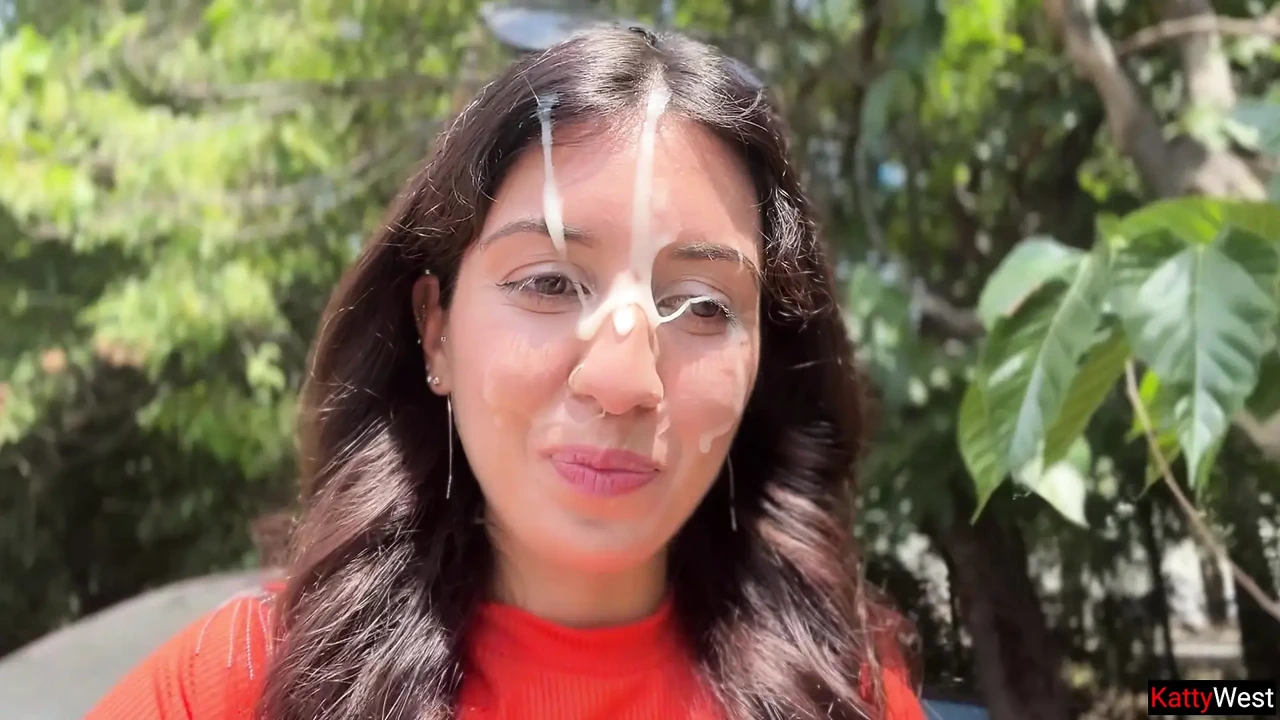 在灌木丛中的公共口交，陌生人和疯狂的精液步行被精液覆盖