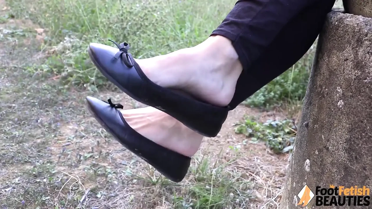 Sexy Babe Dollyc Showing off Her Feet on a Stone Well