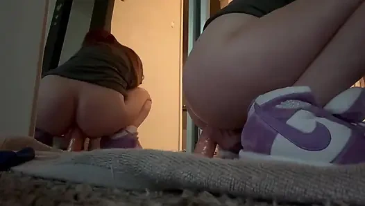 Mainin memek dan muasin memeknya dengan fetish asap