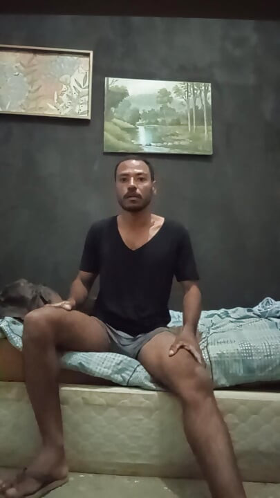 Koyu saçlı pauzudo mastürbasyon yapıyor