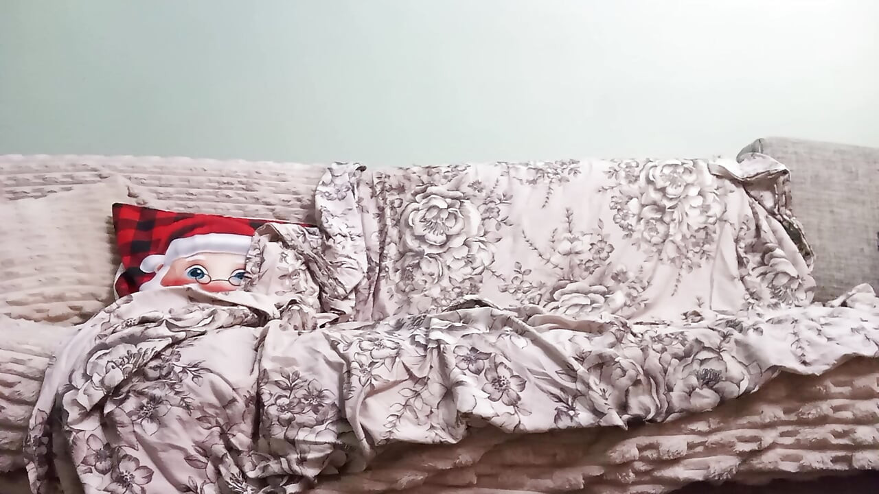 Aku pelacur gila dan aku ngentot habis-habisan di sofa. Aku bermain dengan memekku dan muncrat tanpa henti. Aku pengen kayak orang gila setiap hari