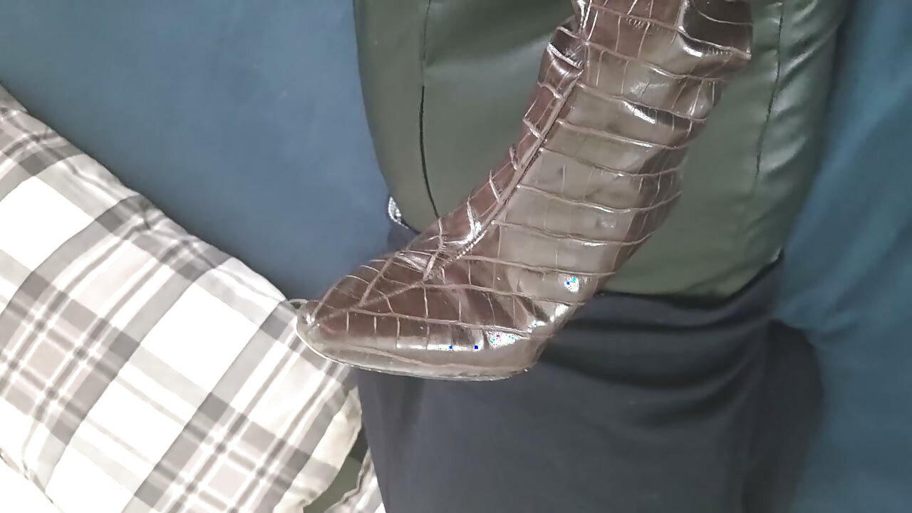 Me pilló lustrando sus botas burdeos, talla 36