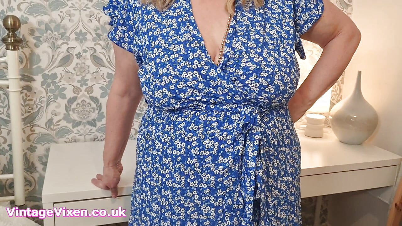 Cette femme innocente est une vraie bite taquine dans cette robe sexy de maman milf de football de banlieue basse