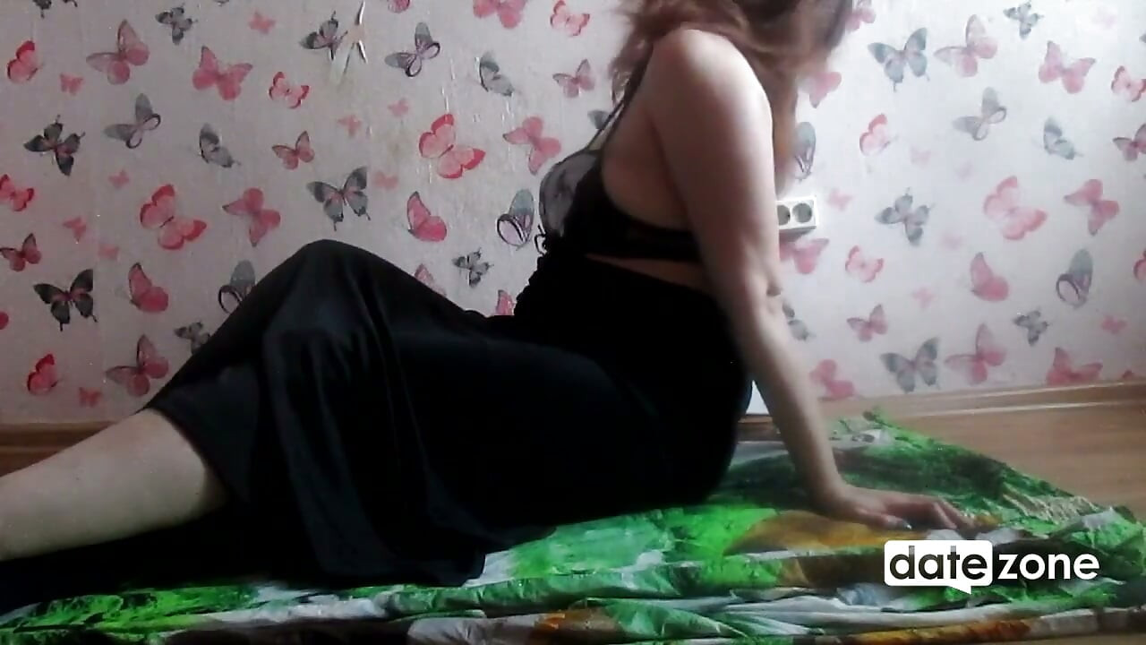 Mulher mais velha esfrega sua boceta, fode sua bunda com um vibrador e esguicha