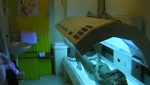 Bu sevimli Alman bebek mükemmel amcığıyla oynamayı bırakamıyor