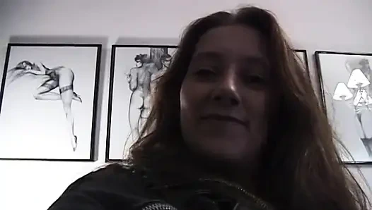 Büyük memeli orta yaşlı seksi kadın edepsiz amını tatmin ediyor