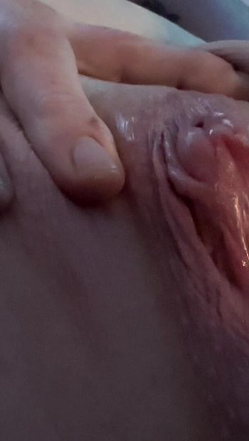 Look at that clit.