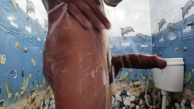 Индианка с большим членом купается