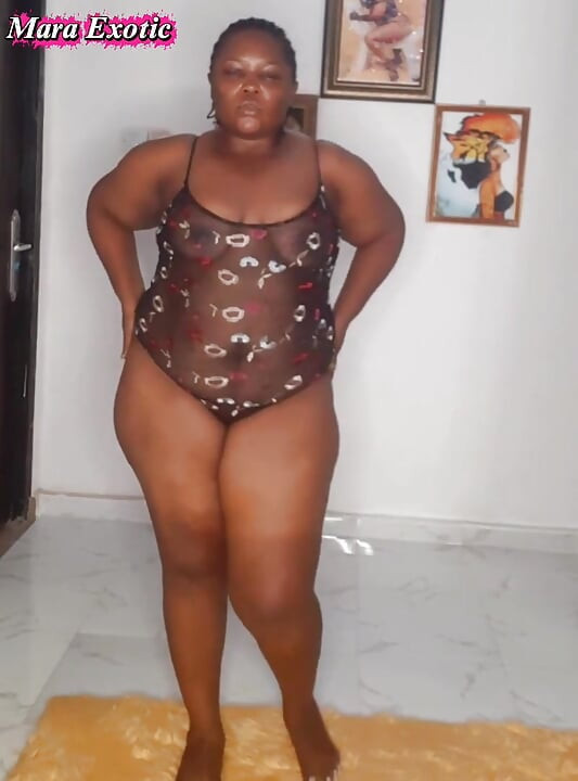 Cewek semok kulit hitam dengan pantat bahenol lagi asik masturbasi sendirian sambil orgasme