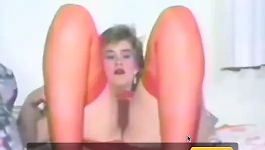 Schmutzige blondine fickt ihre muschi mit zwei dildos