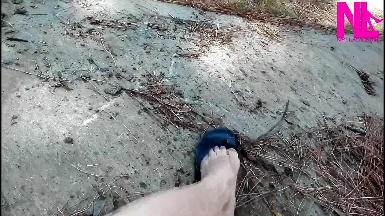 Déjantée pendante dans mes tongs noires en cuir dans un parc