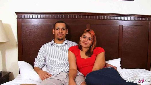 Echtes Latina Paar mit kurvigen Teen fickt das erste Mal vor der Kamera