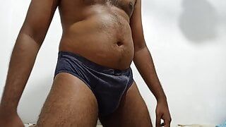 Un oncle indien sous-vêtements et une bite noire paréo