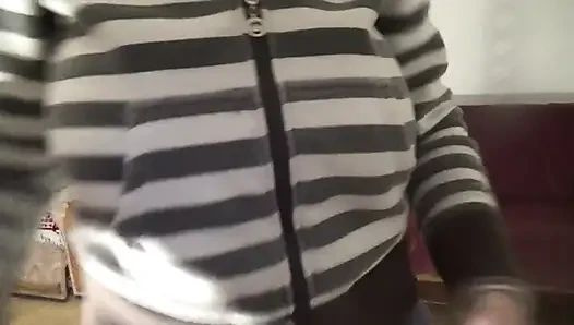 Kate pinkelt nicht gerne in die toilette!