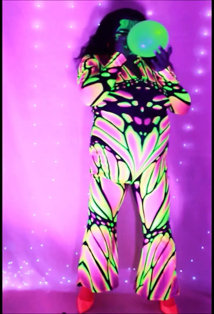 大胸部黑光和气球二