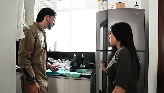 Oh mein Gott! der Klempner entstopft das Rohr mit einem neuen Werkzeug