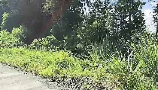 19-JÄHRIGES SCHULMÄDCHEN REITET EINEN TRIKE-FAHRERFICK IN DER ÖFFENTLICHKEIT