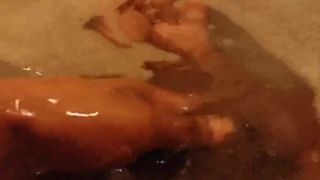 Banho de espuma fazendo sexo a solo