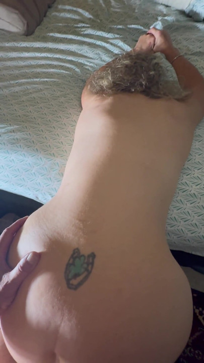 MATURĂ SEXY CU CUR ALB ÎȘI ÎNTINDE FUNDUL FIN