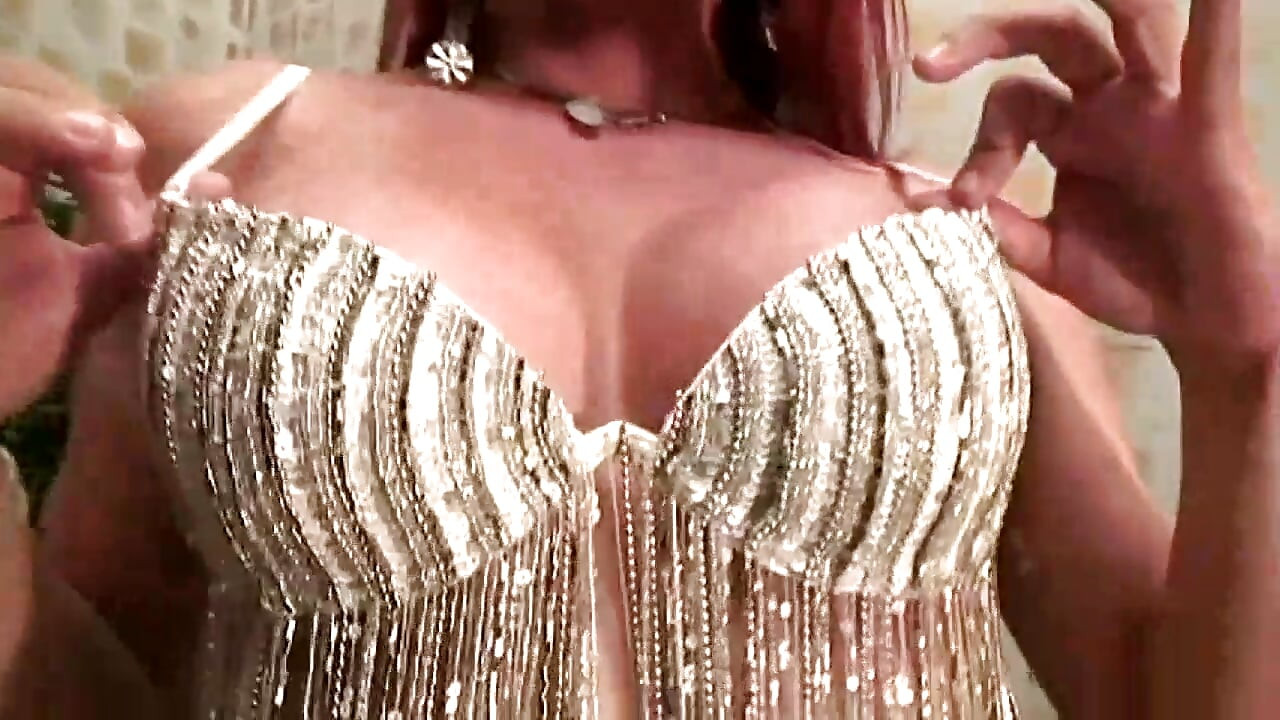 Sexy peituda transsexual fodida e gozada no corpo por um pau monstro amador