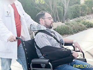 Il marito cornuto cerca di lasciare la moglie e finisce su una sedia a rotelle