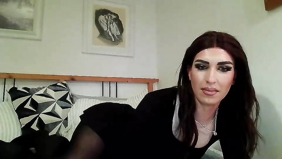 Crossdresser dengan celana ketat dan celana dalam di kamera