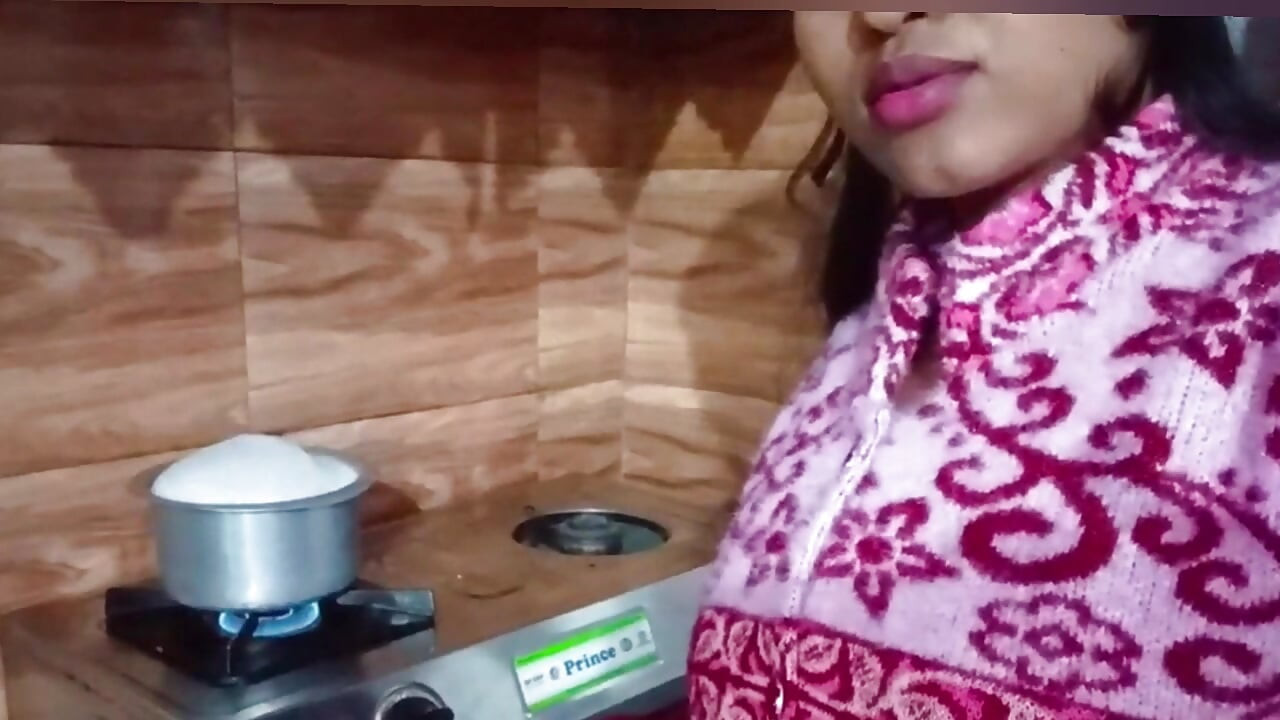 Desi indian brother-in-law fed his sister-in-law a banana, had sex with her, and licked her pussy. hindi video ( Tina Nandey )