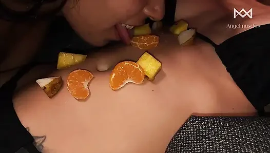 Keinginan manis teman sekamar saya: buah disajikan di atas perut saya.