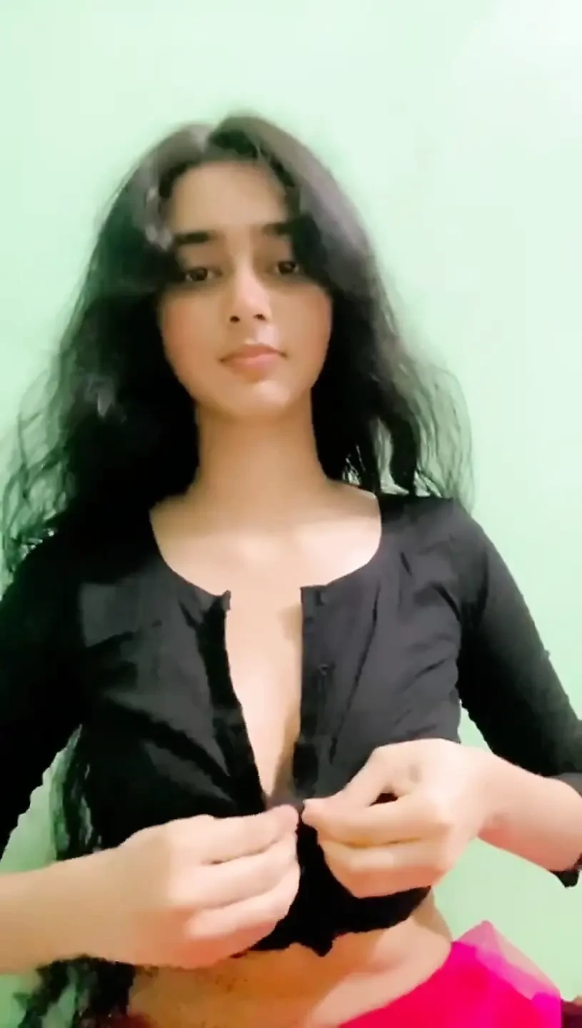 Desi Girl in Desi Dress Showing Her Tits