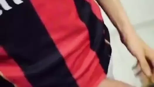 Completino porn video – Cazzo duro in completino del milan