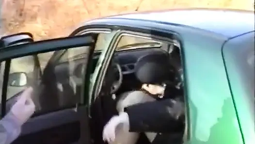 Perjalanan taksi yang berakhir dengan seks threesome hot