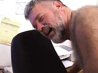 Un patron d'ours se fait baiser par un mécanicien