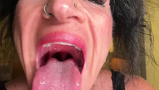 Gulp Şükran Günü: Tanrıça Kandy seni boğazından yutuyor