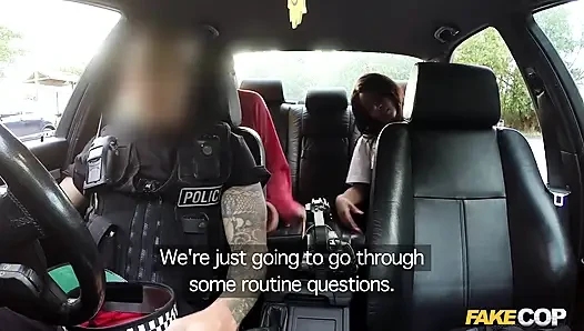 Fake cop - iki büyük çift memeli açık havada üçlü seks