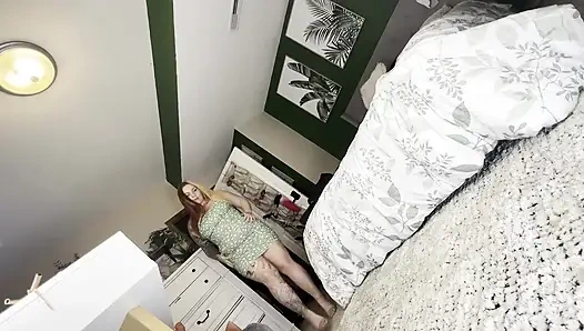 Примерка наряда и стриптиз