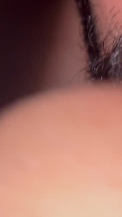 Indijski desi saree wali liza bhabhi jebana od svog besharam devara stojeći u psećem stilu s jasnim hindskim razgovorima | Isječak 2