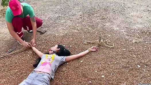 Canı sıkılan 18 yaşındaki kız seksi tamirci esareti istiyor (bölüm 2/2)