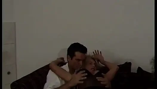 Siyah iç çamaşırlı seksi sarışın seks arkadaşı domalarak sikiliyor ve gırtlağına kadar alıyor