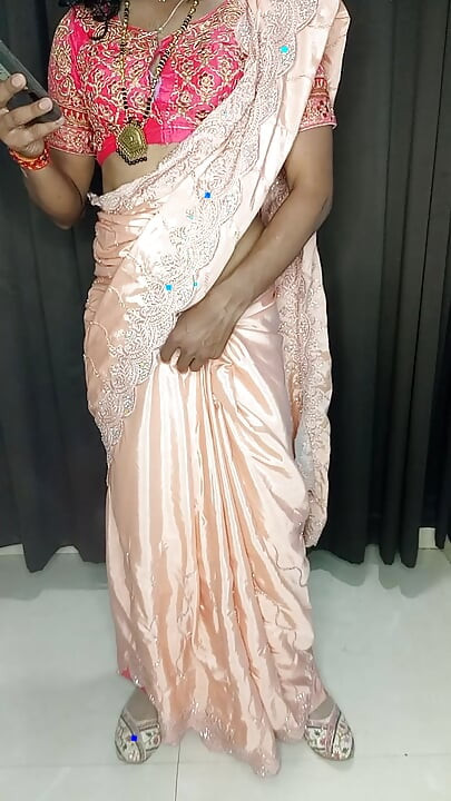 Η μητριά φαίνεται τόσο καυτή αυτό το μέγεθος Saree και κώλου