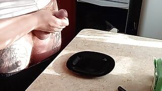 Sogra masturba meu pau na cozinha recebendo porra no café da manhã
