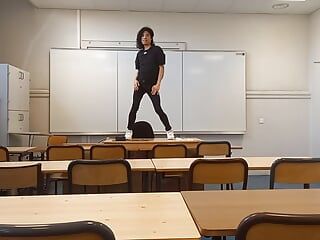 O aluno jon arteen vai à escola para fazer uma dança sexy antes de um striptease na mesa do professor em uma sala de aula