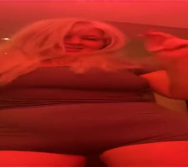 ロージーと踊る?さあ、スイートピー。立ち上がって、体を動かしましょう!!一緒に