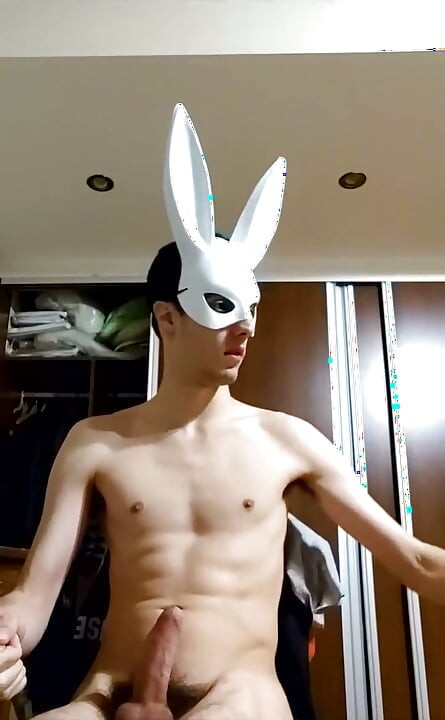 Bunny Looner смокче великі повітряні кулі під час дрочки на потоці