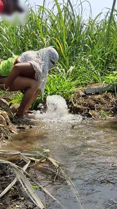 Komal khuleaam ganne ke khet mein apni chut dho rahi thi | Clip 1