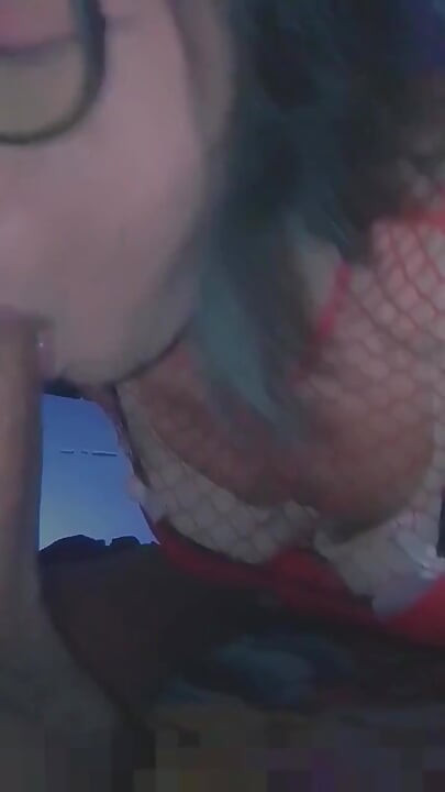 我喜欢吮吸我继子的鸡巴, 他晚上偷偷进入我的房间