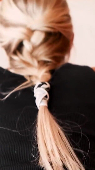 La soubrette se fait payer en nature | Clip 1