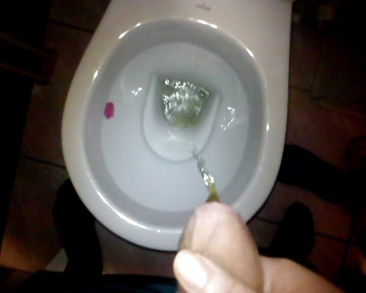 Moja žena drži moj kurac kada pišam i onda se jebemo