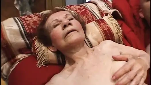 Yaşlı ve genç üçlü grup seks orta yaşlı seksi kadın sikişiyor