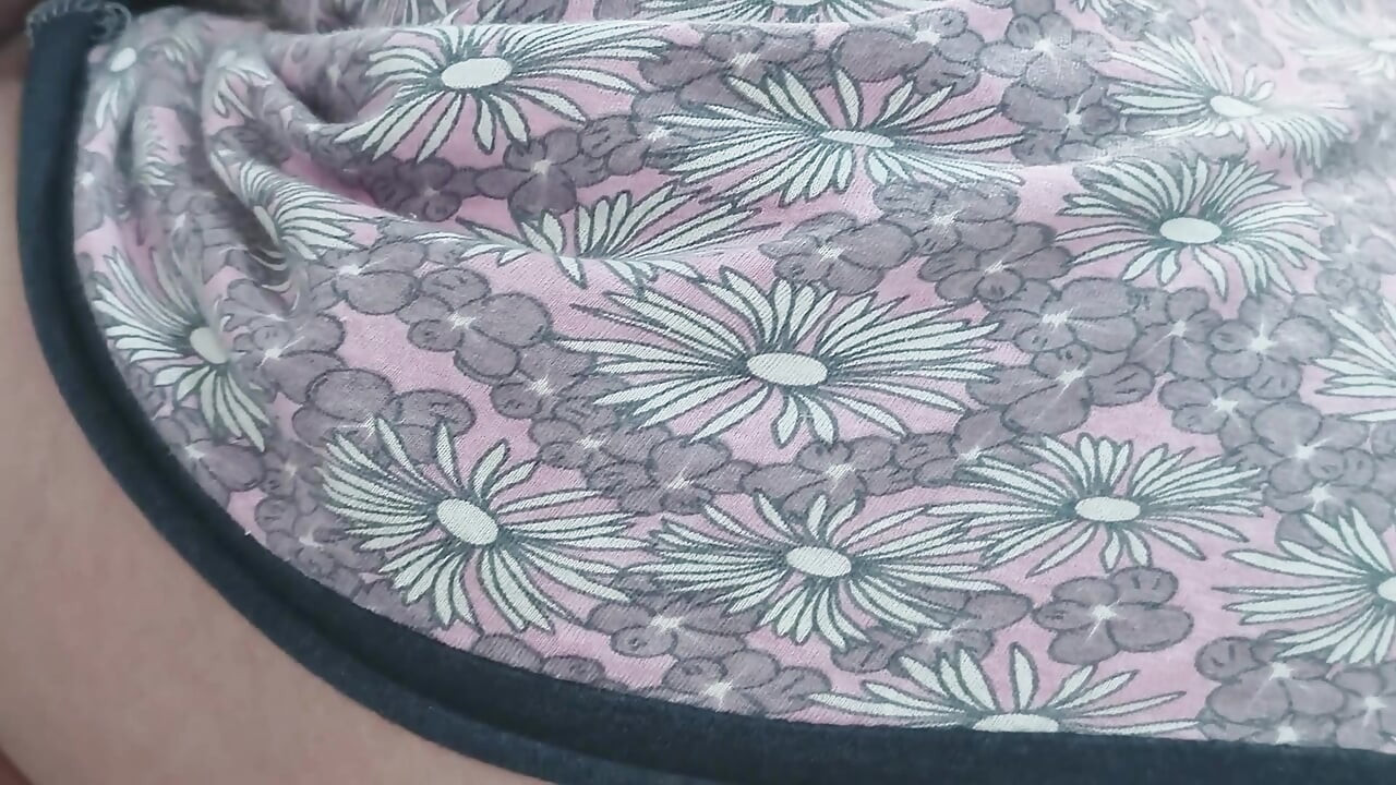 Uma milf pinta um radiador sem calcinha.