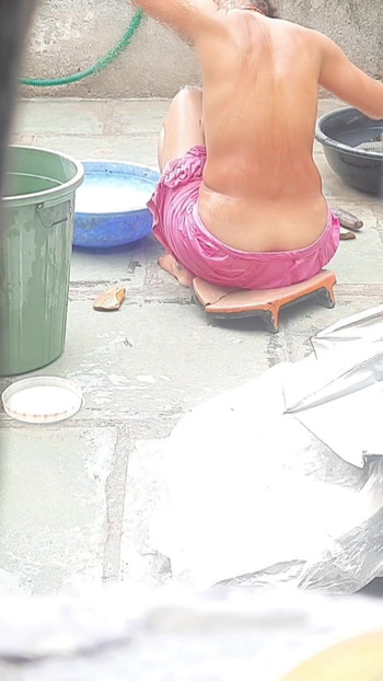 "Üvey kız kardeş açıkta banyo yapıyor, üvey kız kardeş çok ateşli görünüyordu" den büyüleyici bir an